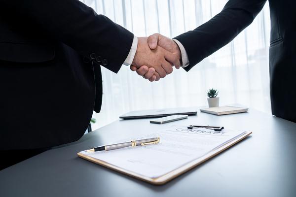 podanie rúk po uzatvorení obchodu