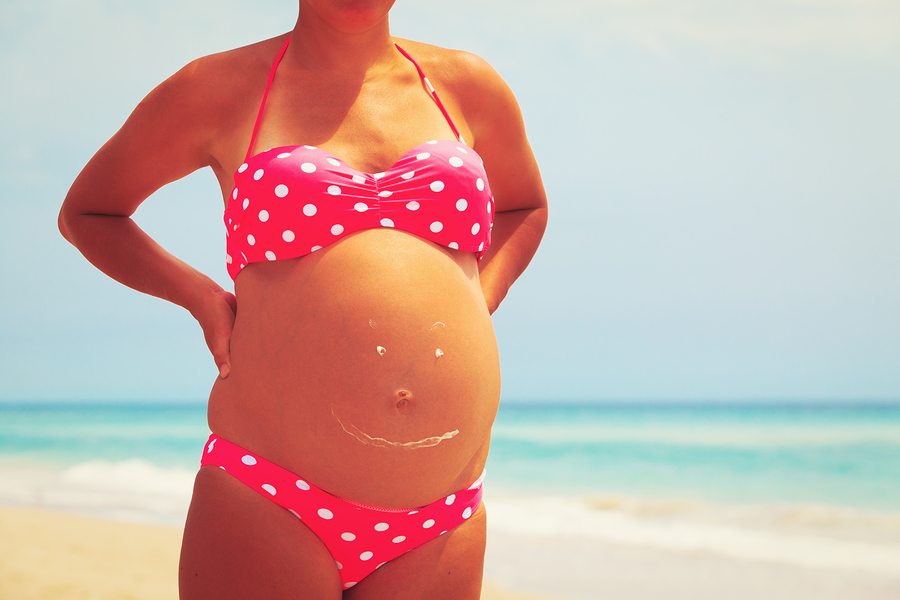 tehotná žena na pláži