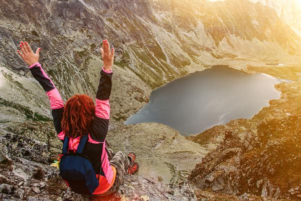 turistka na vrchole nad tatranským plesom