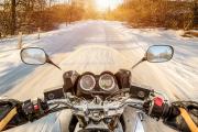 motorka na zasneženej ceste