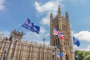 britský parlament s vlajkami