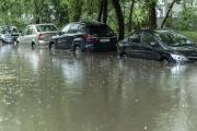 zatopené autá na ulici