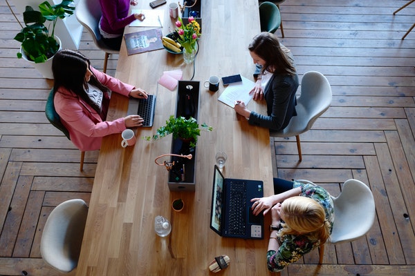 študentky v coworkingovom centre