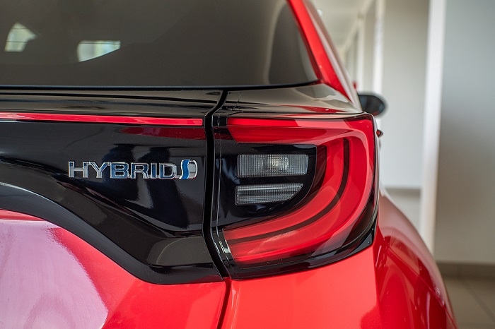 detail na nápis hybrid na červenom vozidle