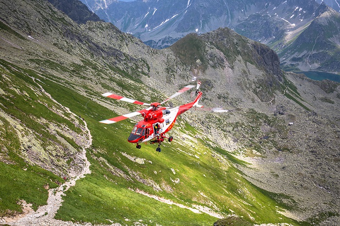 záchranársky vrtuľník v horách