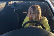 nešťastná žena za volantom v aute