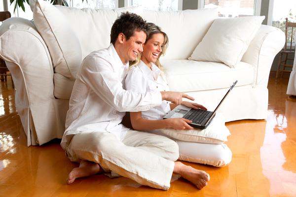 pár s počítačom na kolenách