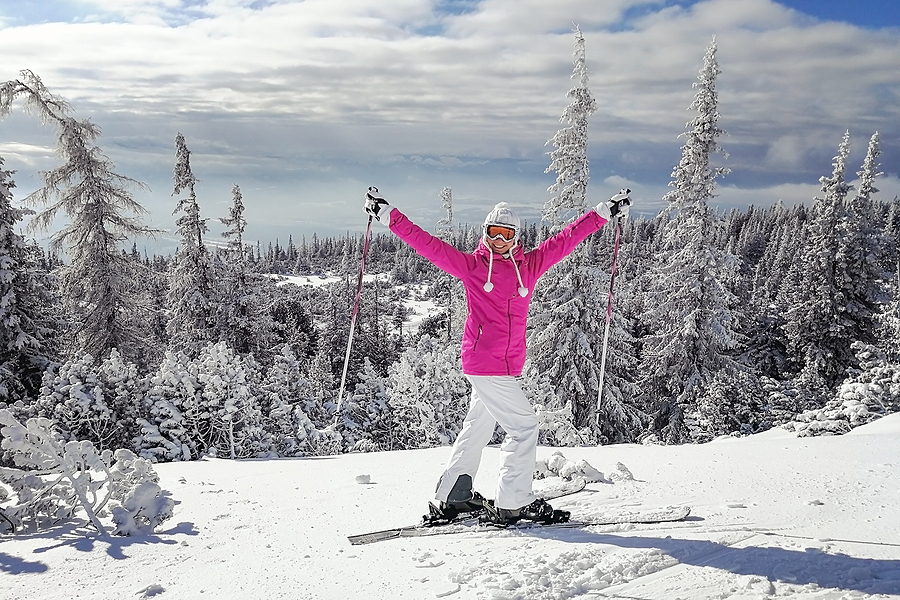 žena na lyžiarskom svahu